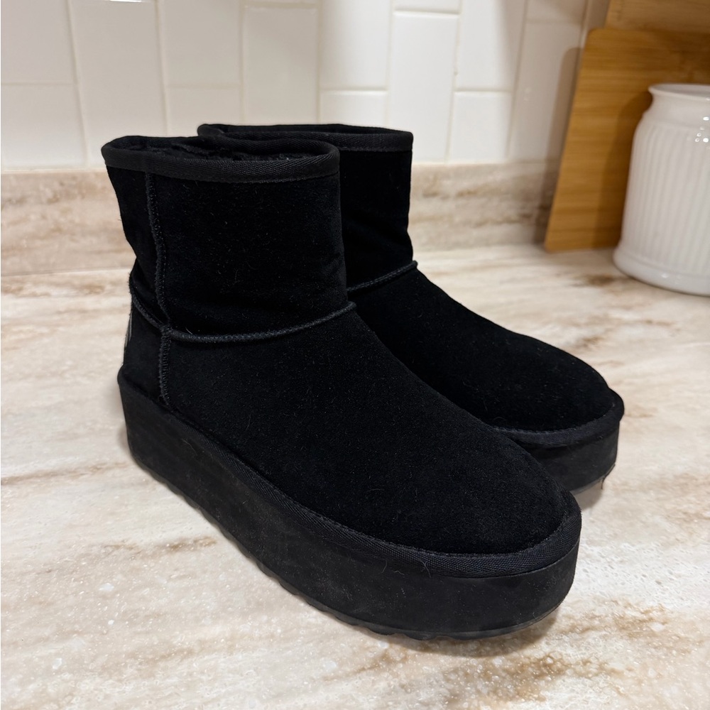 Skechers Platform Winter Boots – Women’s Size 9